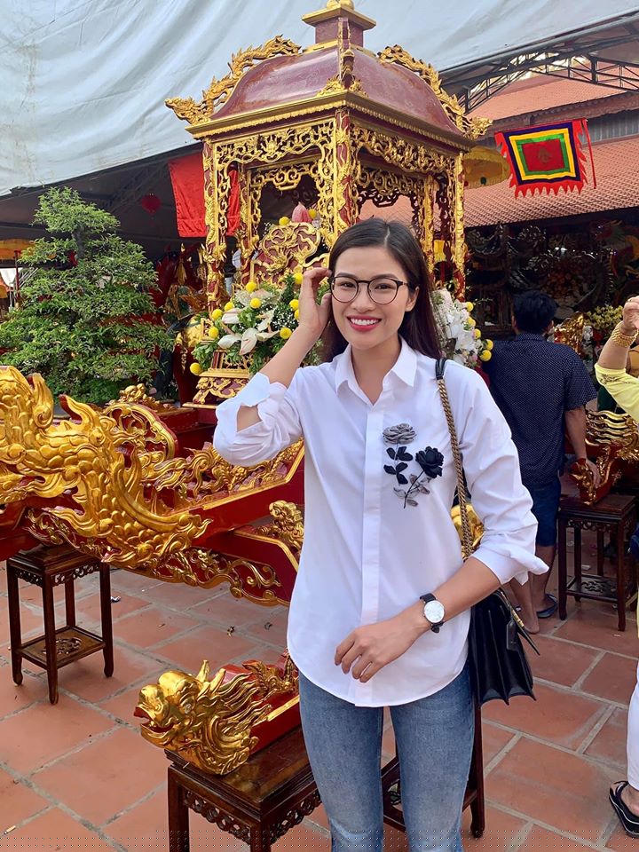 ngo ngang a hau bi tuoc danh hieu phai o nha thue, di lam bang xe may hinh anh 5