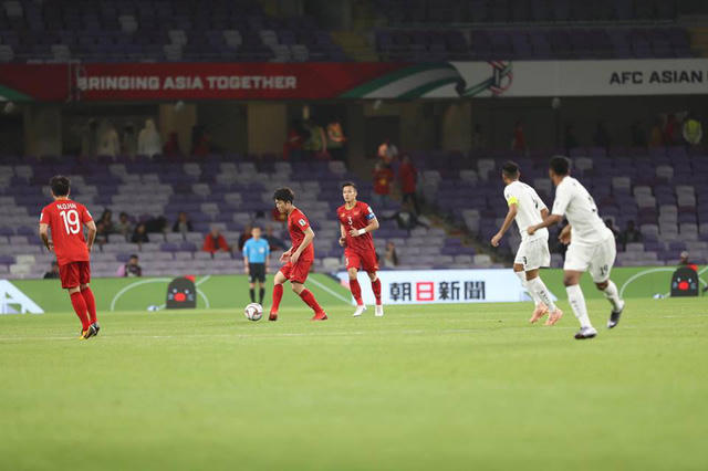 Xuân Trường đã chơi đầy nỗ lực trong vai trò nhạc trưởng ở hiệp 1