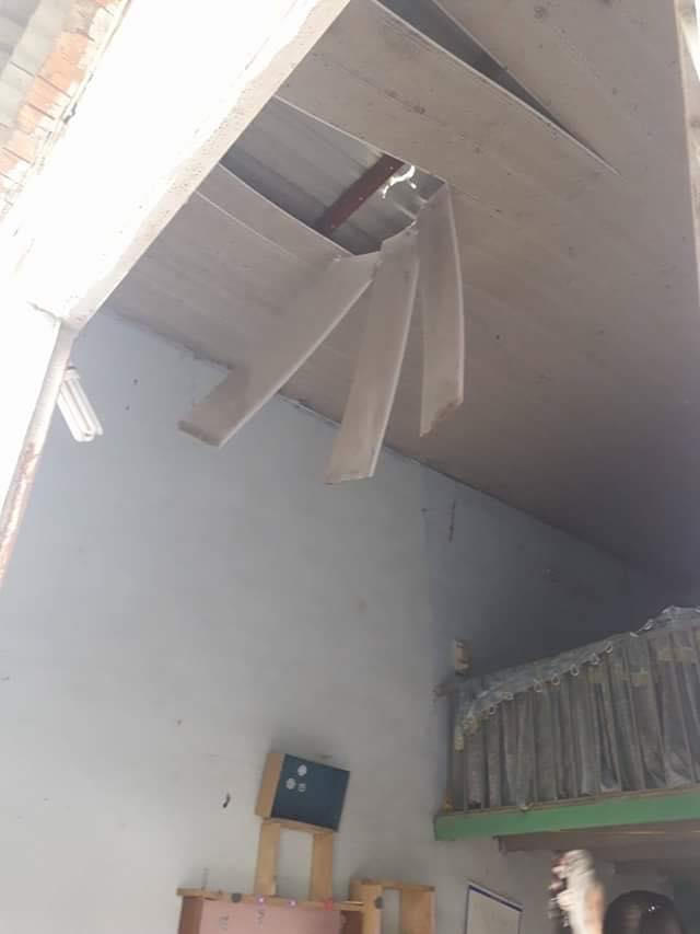 Trần nhà bị thủng do bê tông của công trình rơi trúng vào rạng sáng ngày 14/9.