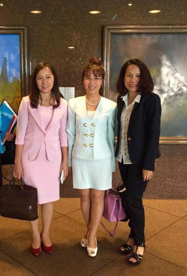 CEO Vietjet lịch lãm trong trang phục công sở trong các chuyến đi công du nước ngoài.