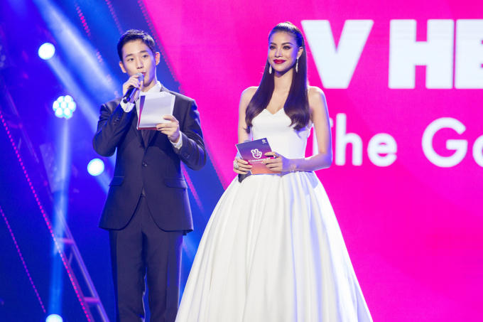 Hoa hậu Phạm Hương tay trong tay c&ugrave;ng sao nam Jung Hae In