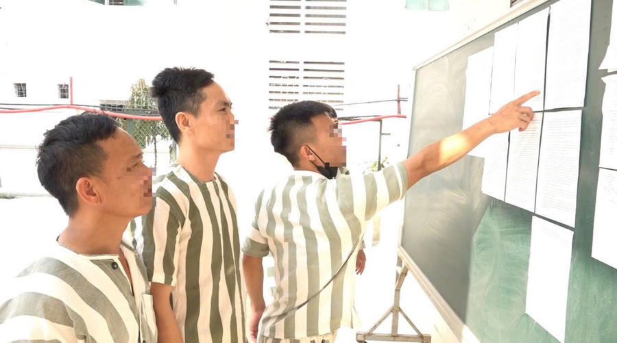 Các phạm nhân xem thông tin đặc xá năm 2025 được niêm yết - Ảnh Công an Nghệ An.