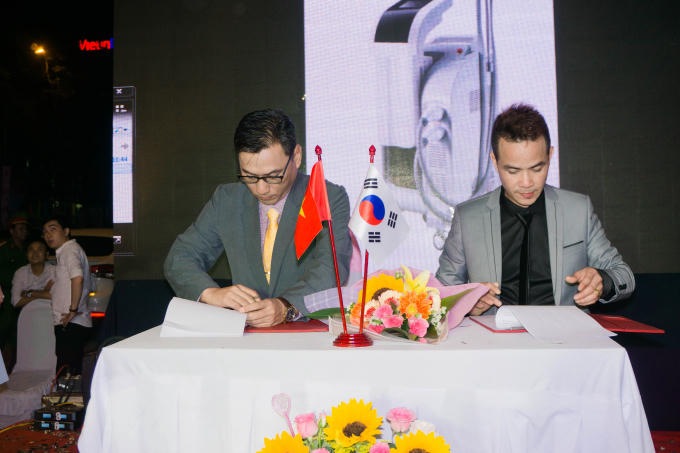 Tại Lễ khai trương c&oacute; chuy&ecirc;n gia Thẩm Mỹ H&agrave;n Quốc k&yacute; kết chuyển giao c&ocirc;ng nghệ độc quyền với Hiệp Th&agrave;nh v&agrave; nhiều đơn vị nước ngo&agrave;i kh&aacute;c.