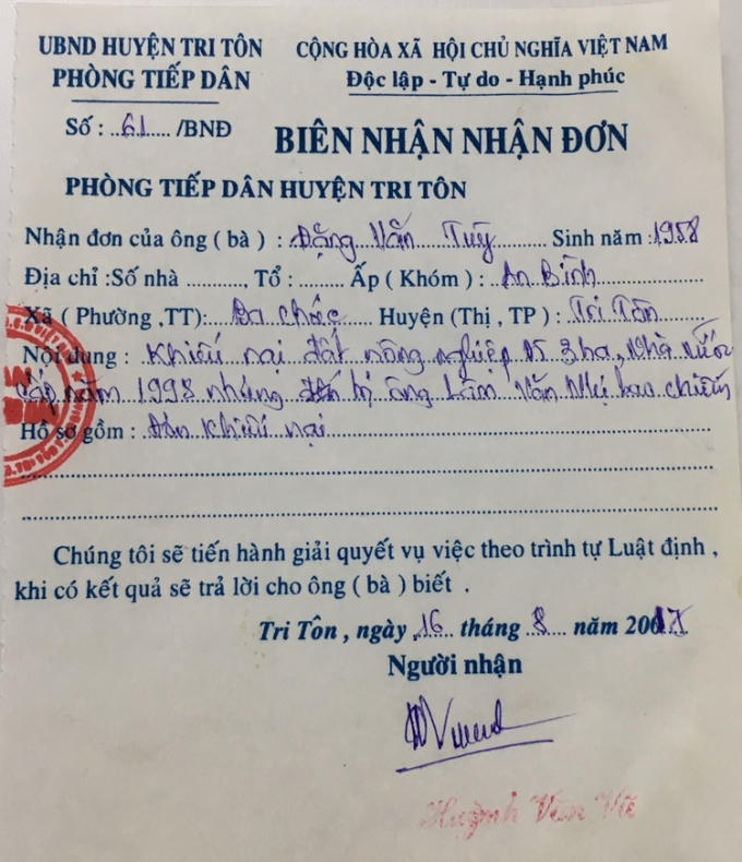 Biên nhận đơn khiếu nại của ông Tùy được Phòng tiếp công dân UBND huyện Tri Tôn tiếp nhận từ tháng 8/2017 nhưng đến nay chưa có Quyết định giải quyết