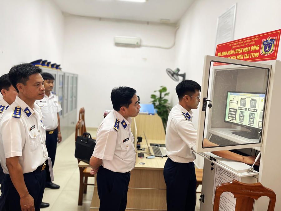 Đoàn công tác kiểm tra mô hình học cụ phục vụ nhiệm vụ huấn luyện