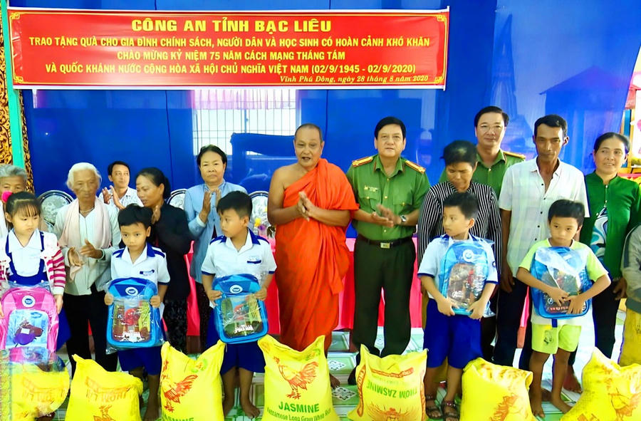 Hòa thượng Lý Sa Muoth thường xuyên cùng lực lượng Công an chăm lo đời sống bà con đồng bào Khmer có hoàn cảnh khó khăn tại địa phương.