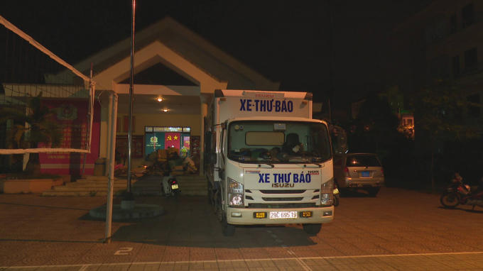 Hàng lậu “đội lốt” được xe thư báo đi giao cho các tỉnh, thành để tung ra thị trường dịp cận Tết Nguyên đán.