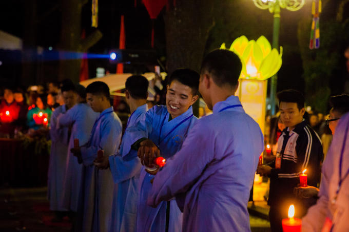 Các phật tử hoan hỉ trong nghi thức thắp nến.