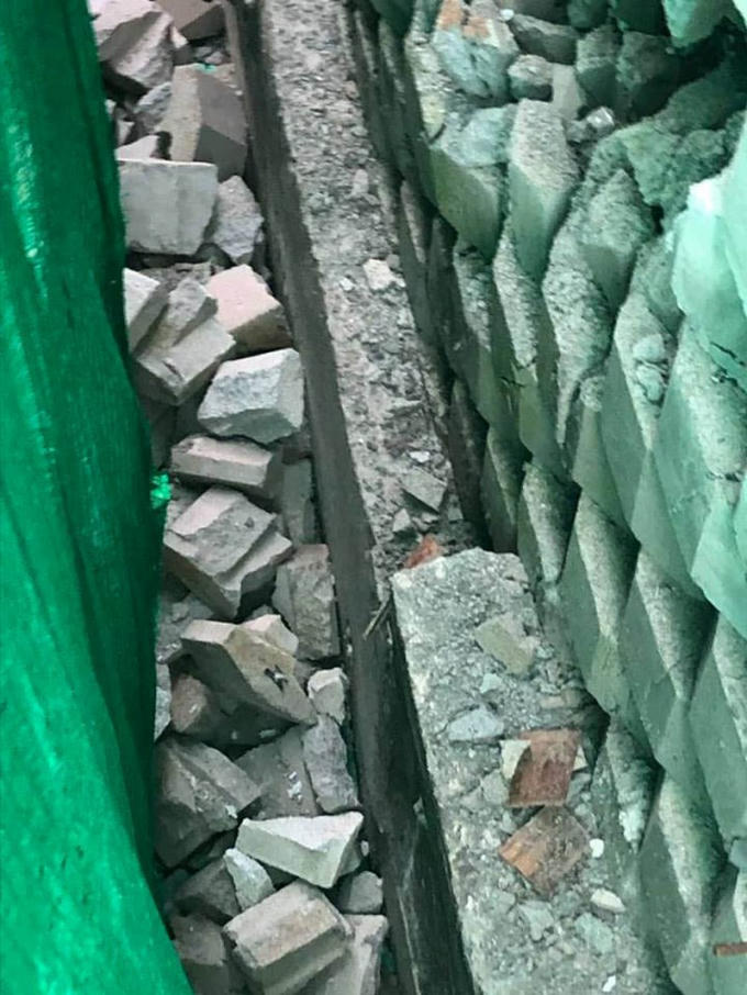 Gạch từ tường thành đổ xuống khu vực nhà dân