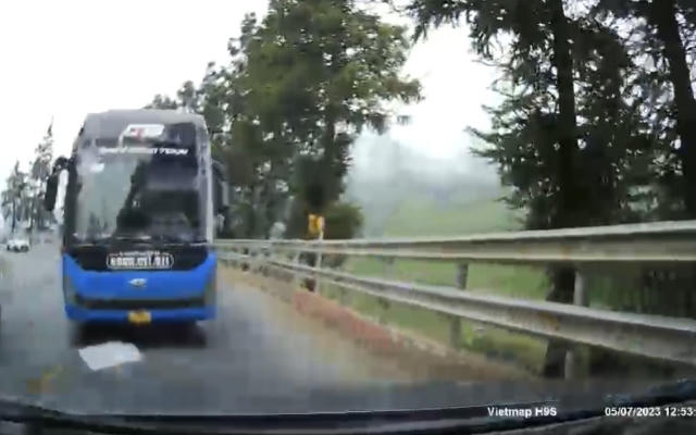 Lào Cai: Hoảng hồn cảnh xe khách “G8 SAPA OPEN TOUR” vượt ẩu suýt đấu đầu xe con trên quốc lộ 4D