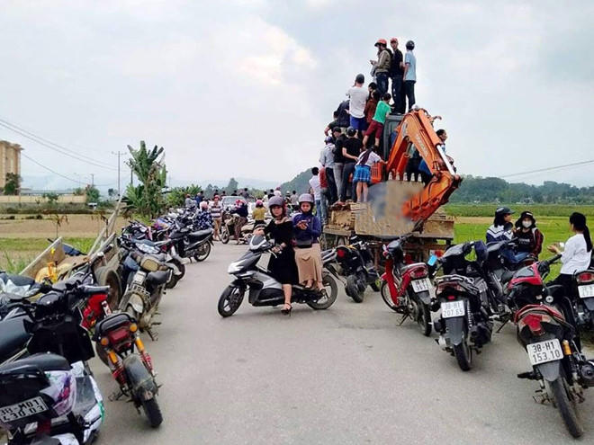 Dân mạng nhìn ảnh thấy rợn tóc gáy bởi tội phạm ghim “hàng nóng” và tình hình căng như dây đàn mà dân ta vẫn coi như không.
