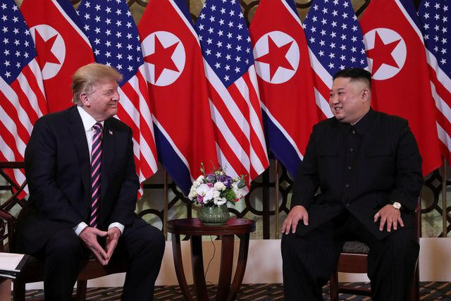 Tối 27/2, Tổng thống Mỹ Donald Trump và Chủ tịch Kim Jong-un đã có cuộc gặp gỡ đầu tiên tại Hà Nội.