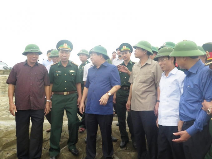 Phó Thủ tướng Trịnh Đình Dũng kiểm tra công tác chuẩn bị ứng phó bão tại huyện Hải Hậu, Nam Định.