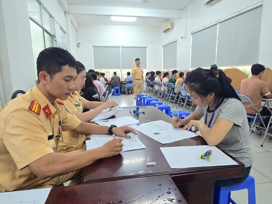 Dự kiến đến ngày 30/7, Phòng CSGT sẽ hoàn tất việc tổ chức sát hạch và cấp giấy phép lái xe cho toàn bộ số thí sinh còn tồn đọng trên địa bàn TP HCM.