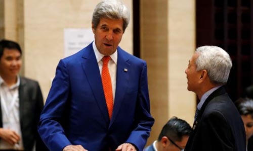 Ngoại trưởng Mỹ John Kerry, trái, tham dự hội nghị ASEAN tại Lào. Ảnh: Reuters