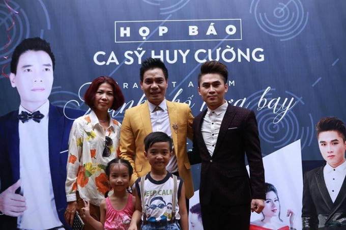 Ca sỹ Du Thiên, Huy Cường chụp ảnh với khán giả. (Ảnh: Minh Long)