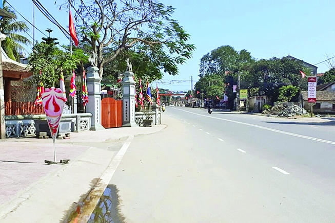 Phần cổng của nhà thờ họ Đặng chìa ra khiến tuyến đường rộng 24m bị thắt lại đột ngột.