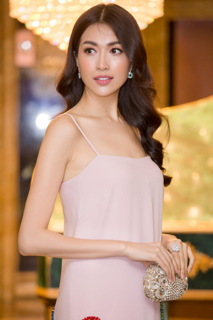 Lệ Hằng diện v&aacute;y hai d&acirc;y, đeo trang sức kim cương đi dự sự kiện