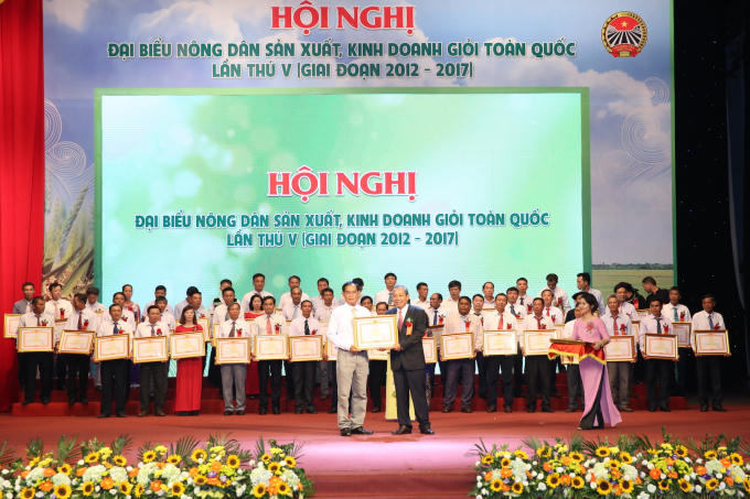 Phó Thủ tướng Trương Hòa Bình trao Bằng khen của Thủ tướng Chính phủ cho các nông dân tiêu biểu trong phong trào nông dân sản xuất, kinh doanh giỏi.