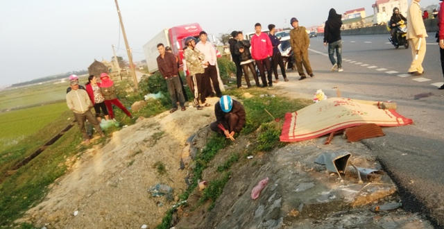 6 người ngồi trên xe về thăm quê nhân dịp Tết thì gặp nạn.