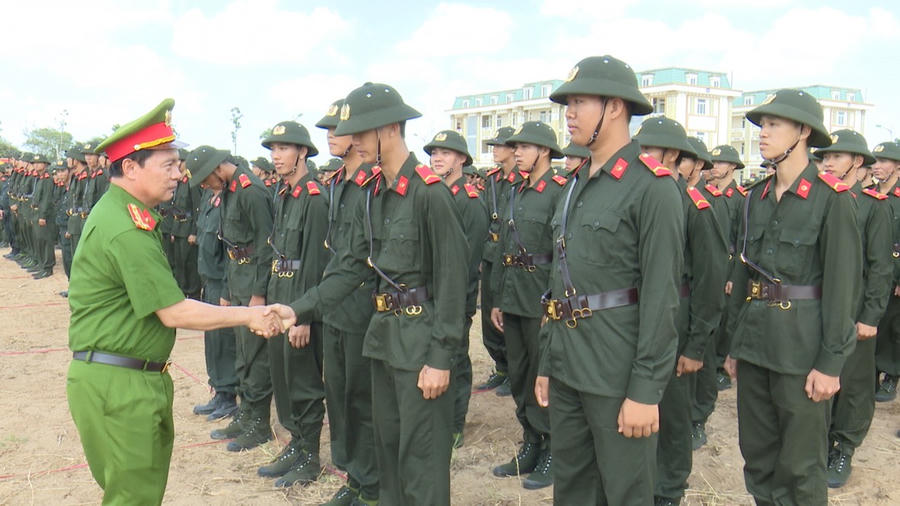Đại tá Bùi Xuân Khởi - Phó Giám đốc Công an tỉnh Bạc Liêu động viên các chiến sĩ nghĩa vụ tham gia khóa huấn luyện.