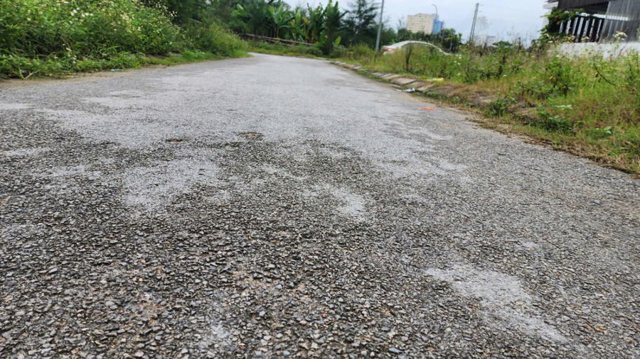Chỉ mới 3 vài hộ dân vào ở, nhưng đường đã có dấu hiệu bong tróc