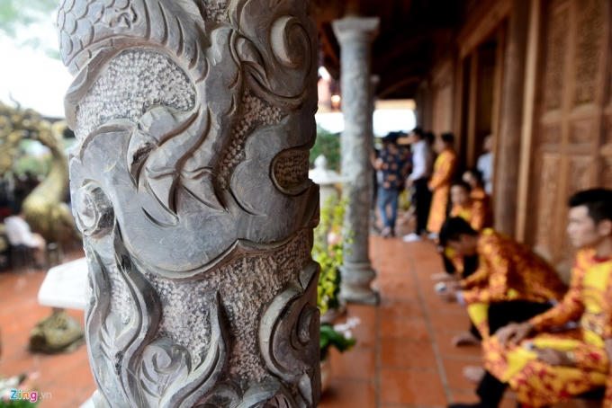 Hàng chục cột đá đỡ mái nhà thờ có đường kính hơn 30 cm, được điêu khắc chi tiết rồng cuộn đẹp mắt.