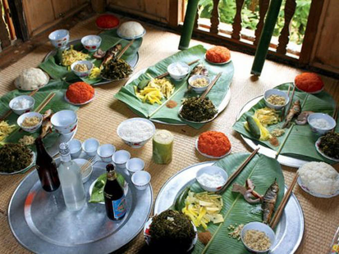 Mâm cơm cúng của người Mường ngày Tết.