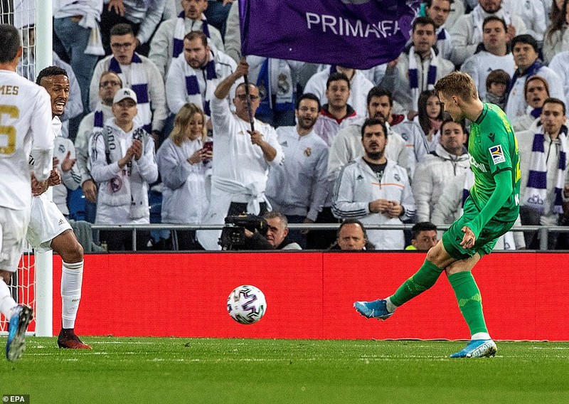 Cầu thủ đang thuộc biên chế của Real Madrid là Martin Oedegaard bất ngờ mở tỷ số cho đội khách bằng pha đá bồi trước vòng cấm.