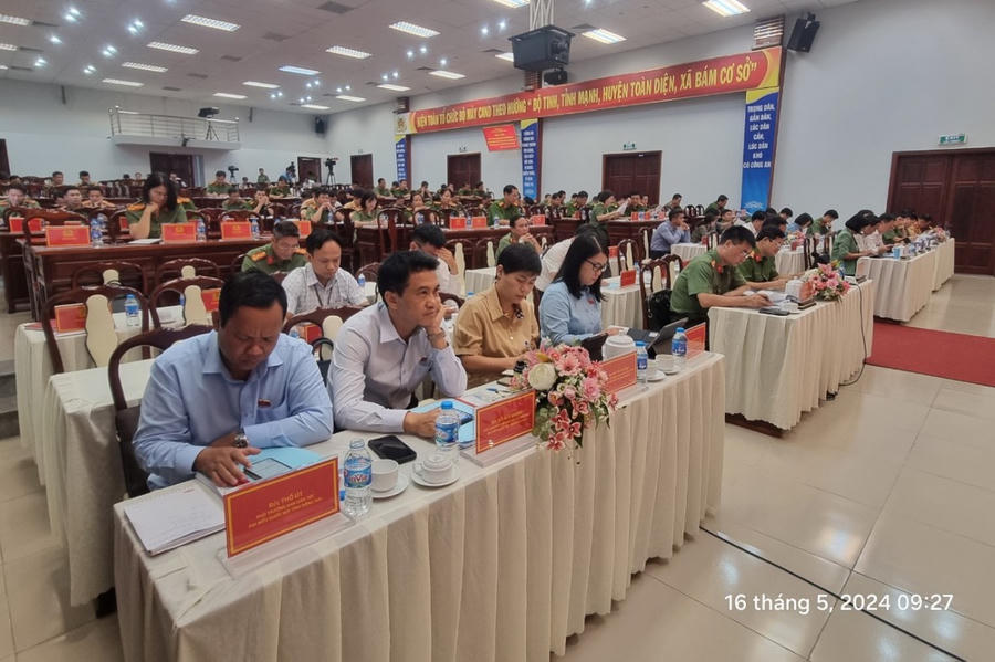 Toàn cảnh hội nghị.