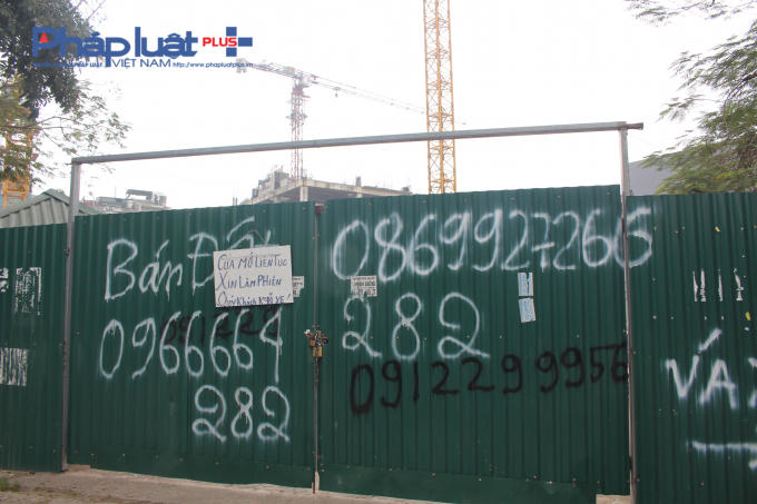 Phần đất xung quanh dự án vẫn im ắng và được rào tôn kín