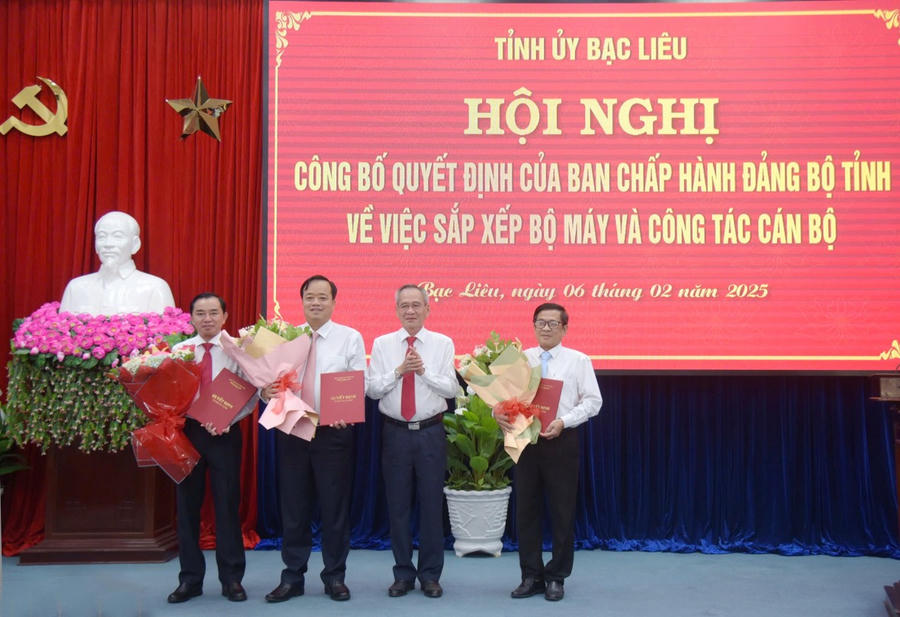 Ông Lữ Văn Hùng - Ủy viên BCH TW Đảng, Bí thư Tỉnh ủy, Chủ tịch HĐND tỉnh (Trưởng Đoàn ĐBQH tỉnh) trao Quyết định cho Bí thư, Phó Bí thư Đảng bộ các cơ quan Đảng tỉnh.