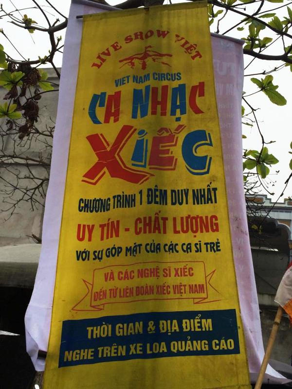 Băng rôn quảng cáo của đoàn xiếc có diễn viên bị cá sấu cắn vào mặt giới thiệu là "Viet Nam Circus" (Liên đoàn Xiếc Việt Nam).