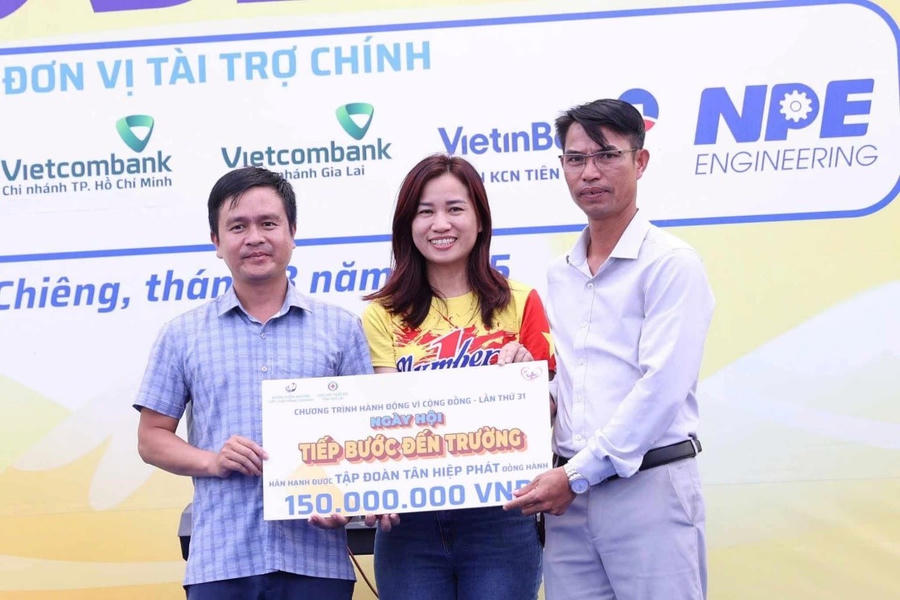 Bà Lê Thị Minh Hưng thay mặt Nhãn hàng Number 1 - Công ty TNHH Thương mại – Dịch vụ Tân Hiệp Phát trao tặng 150 triệu đồng đồng hành cùng chương trình.