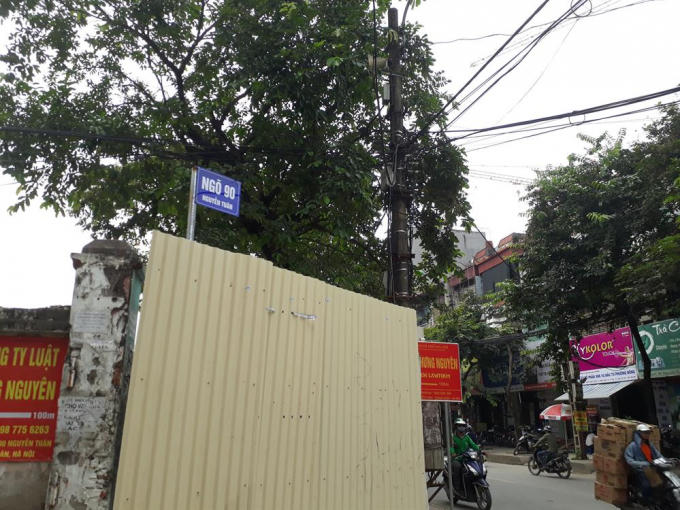 Tuy nhiên, chật chội nhất phải kể đến đường Nguyễn Huy Tưởng, chỉ đoạn ngắn trên tuyến đường này đang gánh gần 10 dự án chung cư cao tầng. Trong ảnh là lô đất 90 Nguyễn Tuân đang được quây tôn chuẩn bị xây dựng các khối nhà chung cư. Ảnh: TC