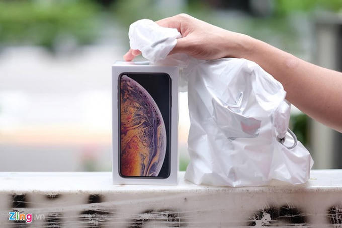 Một số thương lái thậm chí trong ngày 21/9 đã bán lại iPhone để thu hồi vốn để sau đó nhập hàng Hong Kong (Trung Quốc). (Ảnh: Zing).