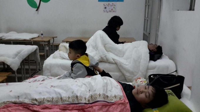 Nhiều người được sơ tán đến ở tạm tại Trung tâm khai báo tạm trú, tạm vắng phường Tràng Tiền.