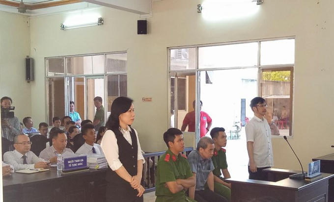 Bị cáo Quách Lạc - nguyên giám đốc Ngân hàng Nam Việt (NCB), chi nhánh Bạc Liêu (người ngồi giữa)