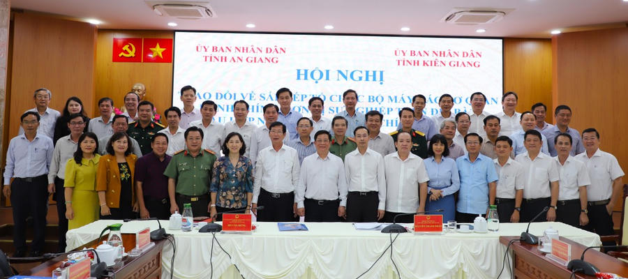 Các đại biểu chụp ảnh lưu niệm