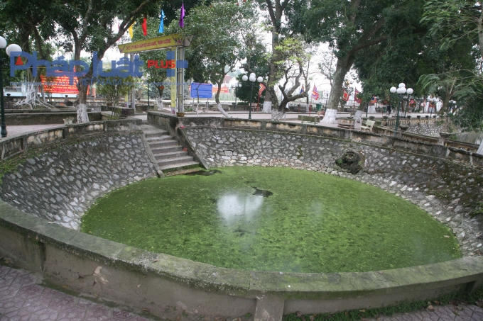 Giếng Nhũ được lát đá xanh ở phía trước khu đền chính.