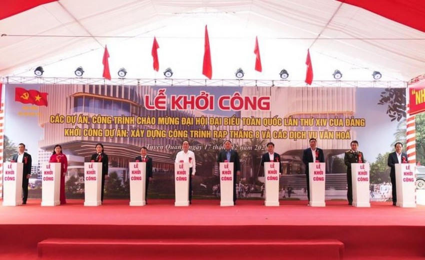 Thứ trưởng Bộ Công an Trần Quốc Tỏ và lãnh đạo tỉnh Tuyên Quang cùng chủ đầu tư thực hiện nghi thức khởi công xây dựng rạp Tháng 8.