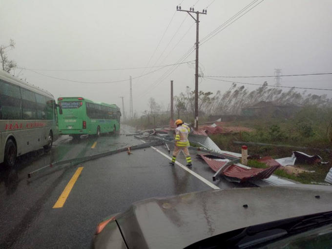 Nhiều đoạn đường trên QL 1A bị tắc nghẽn do bão, lực lượng chức năng đã phải hoạt dộng hết công suất.