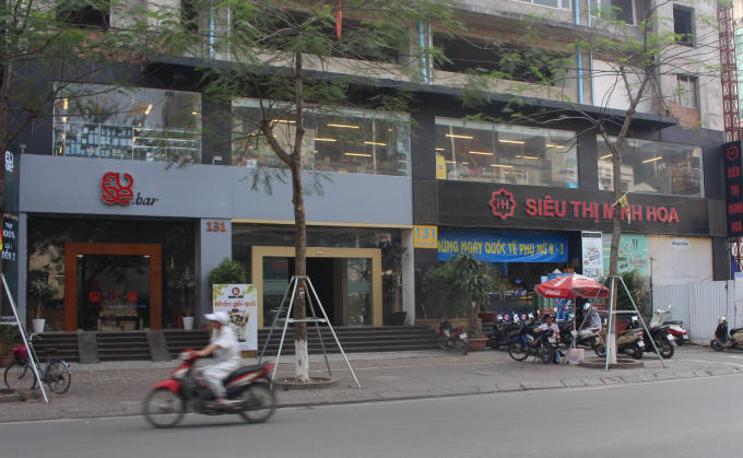 Vỉa hè biến thành nơi trông giữ xe máy. Nhiều người nhìn vào cứ ngỡ dự án sắp thi công xong và đưa vào sử dụng.