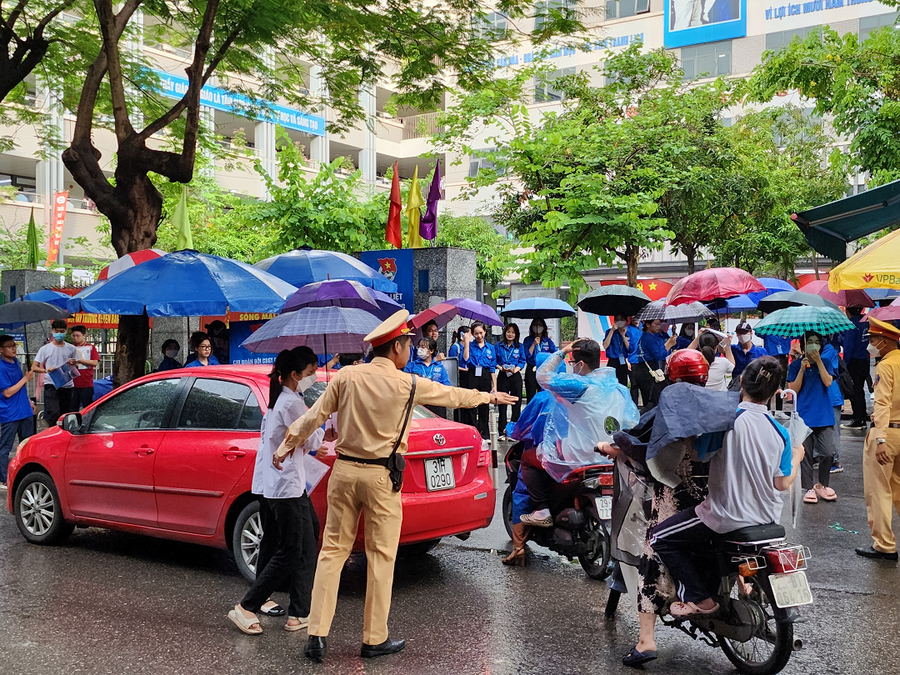 Lực lượng CSGT hỗ trợ, phát nước miến phí cho các thí sinh