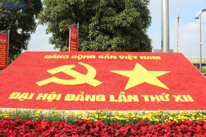 Nhưng các con đường, ngõ phố đã được trang trí trước hàng tuần bằng cờ, hoa, phướn, băng rôn... (Ảnh: Đức Biên)