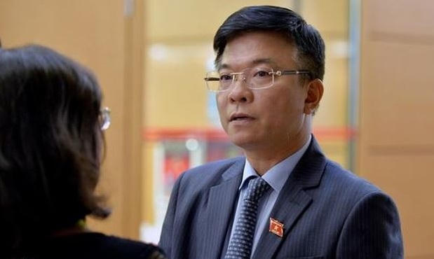 Bộ trưởng Tư pháp Lê Thành Long trả lời phỏng vấn báo chí bên hành lang Quốc hội. (Ảnh: Zing)
