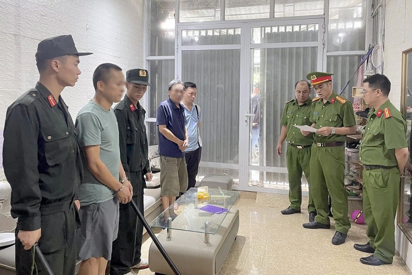 Cơ quan chức năng tống đạt quyết định tố tụng đối với các đối tượng trong đường dây cá độ bóng đá. (Ảnh: Công an tỉnh Hà Giang).