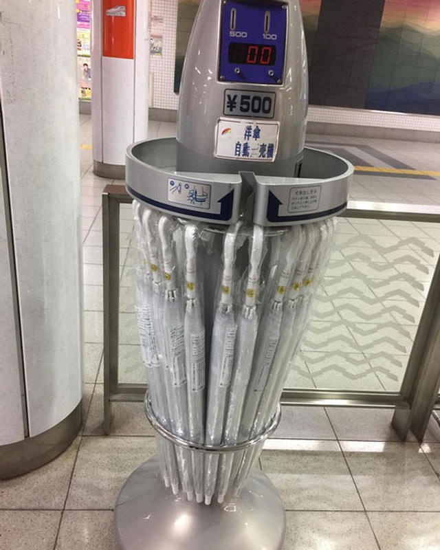 Máy bán ô tự động tại các điểm công cộng.