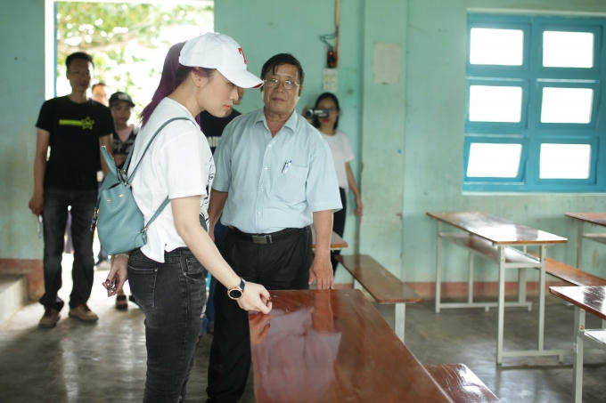 Mỹ T&acirc;m h&aacute;t, nhảy giữa trưa nắng phục vụ b&agrave; con ngh&egrave;o