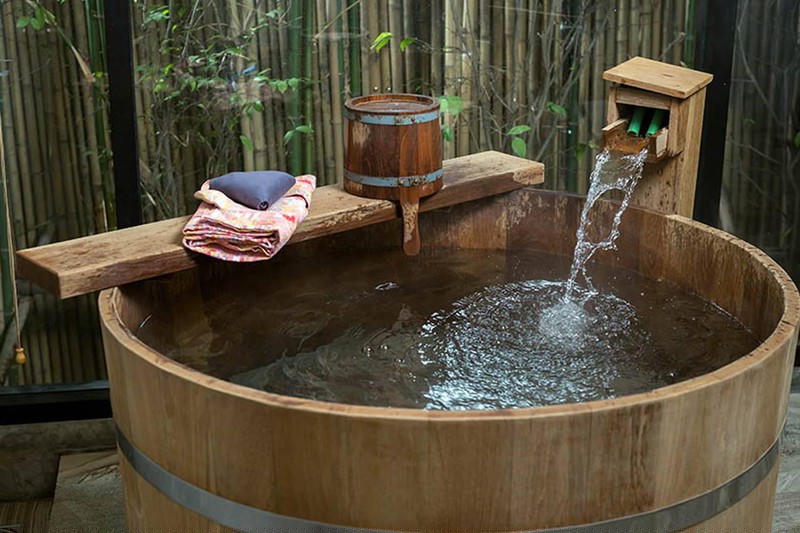 Ofuro là kiểu tắm thư giãn cùng ngâm mình trong nước ấm chứa trong bồn tắm bằng gỗ.